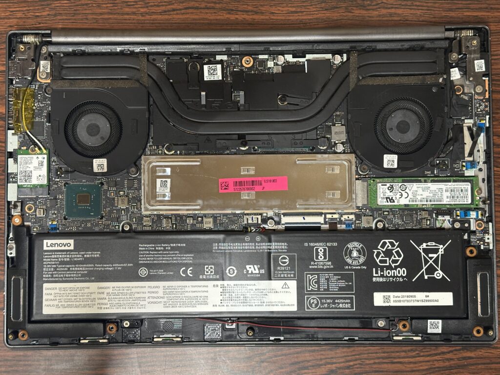 Yogo S740 15IRH ボトムカバーを外したところ