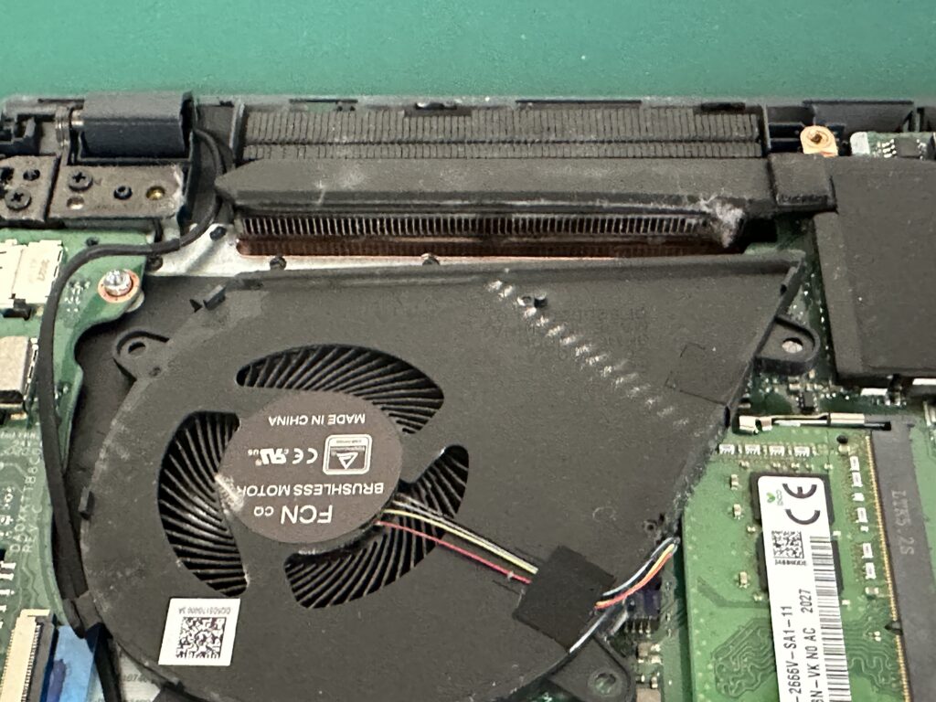 X571LH-AL084TS 左のファンの清掃前