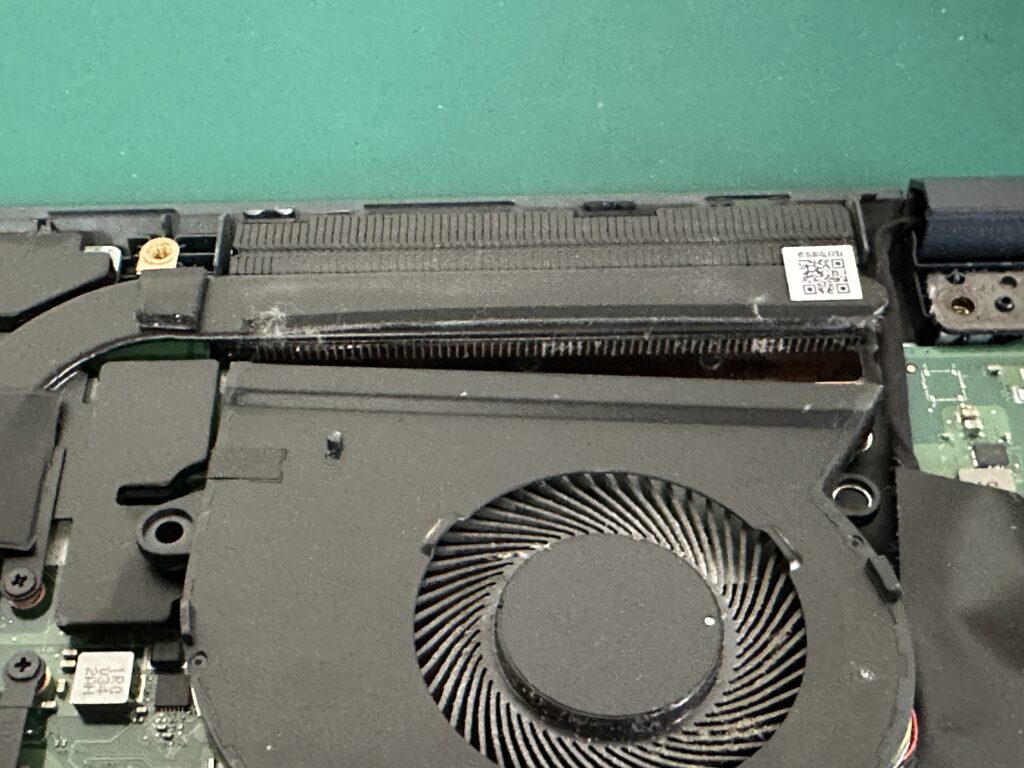 X571LH-AL084TS 右のファンの清掃前