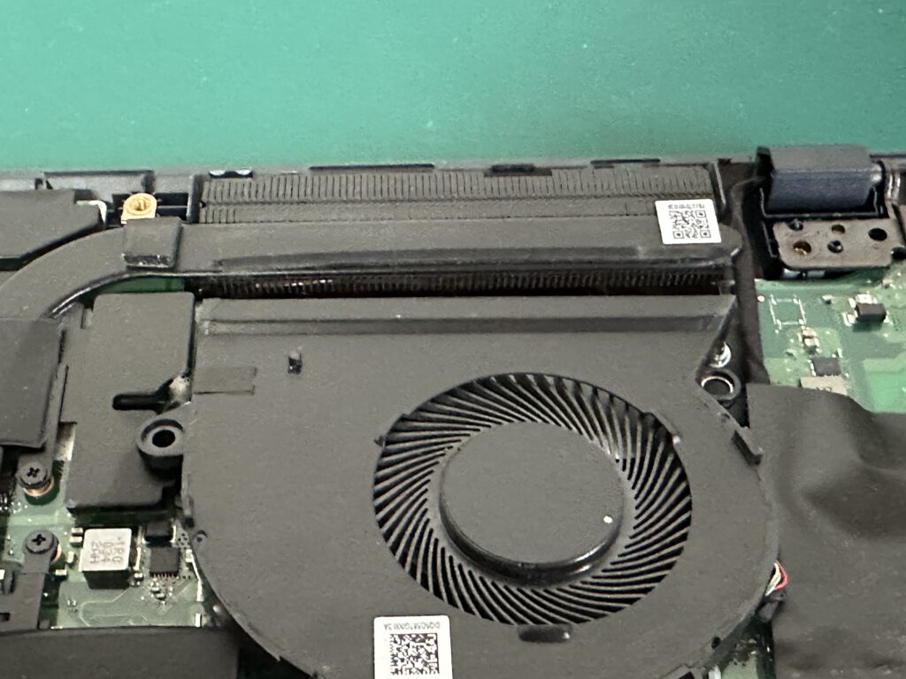 X571LH-AL084TS 右のファンの清掃後