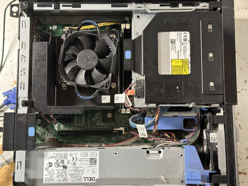 Optiplex 3020のサイドカバーを開けたところ