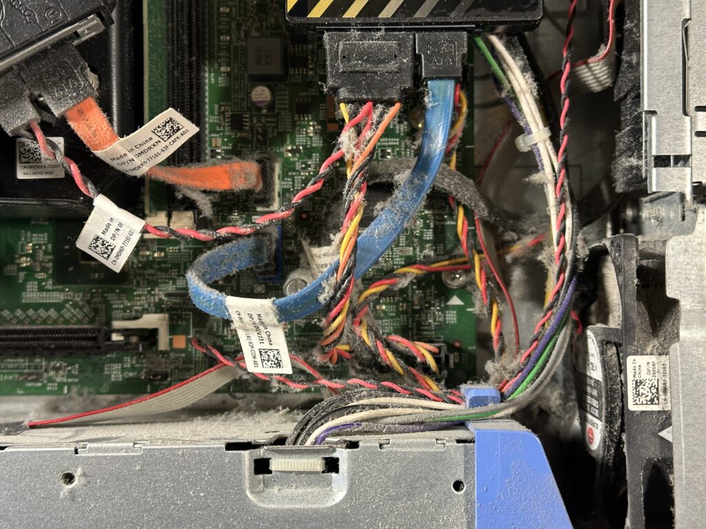 Optiplex 3020 のケーブル類の清掃前