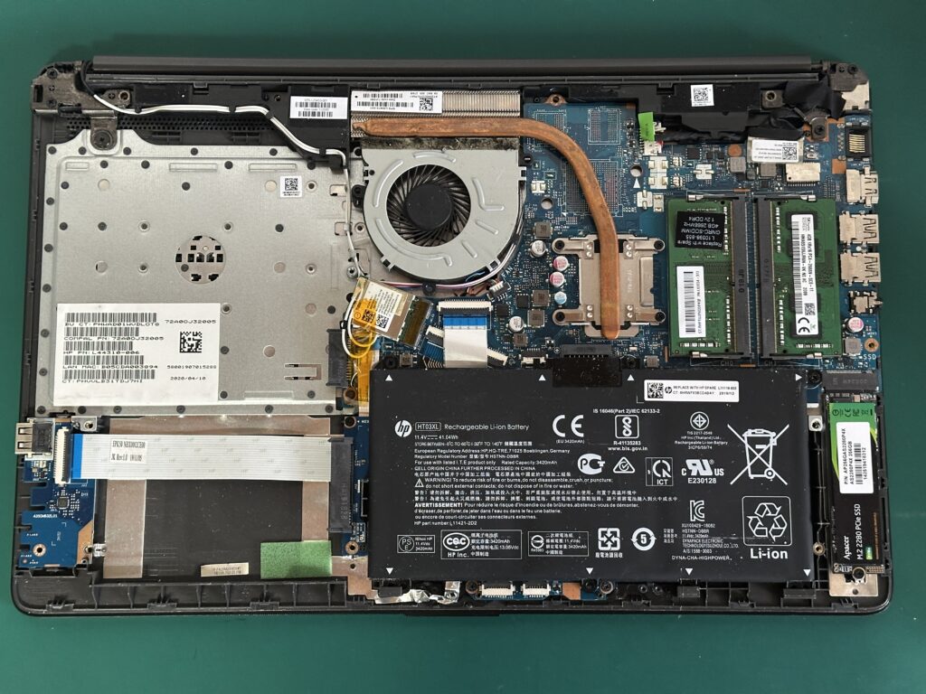 HP 250 G7 のボトムカバーを外したところ