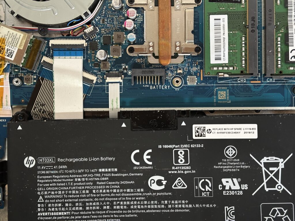 HP 250 G7からバッテリーを外したところ