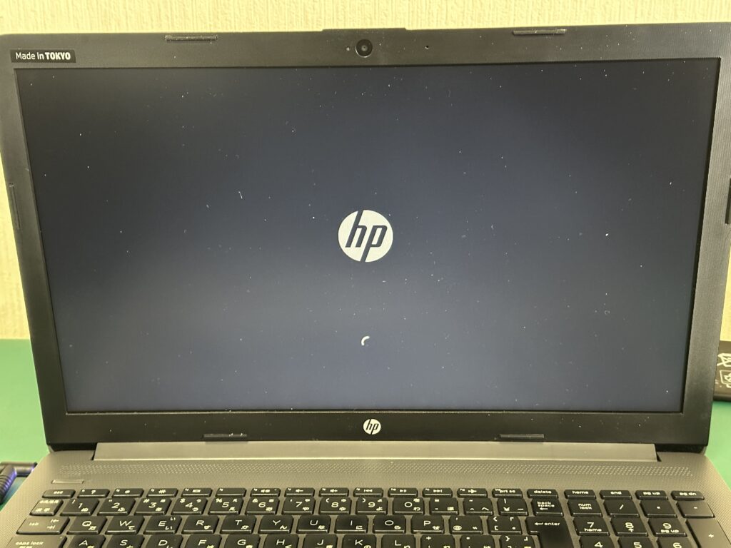 HP 250 G7 完全放電でメーカーロゴが出るようになったところ