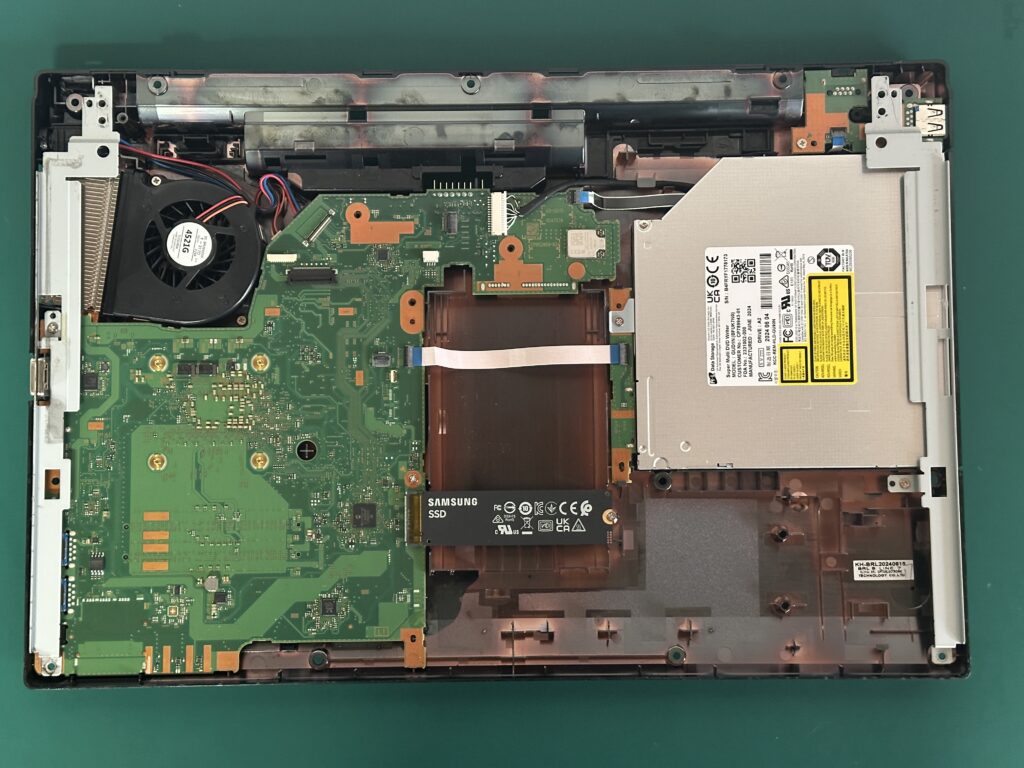 FMVA0D029P パームレストを分解したところ