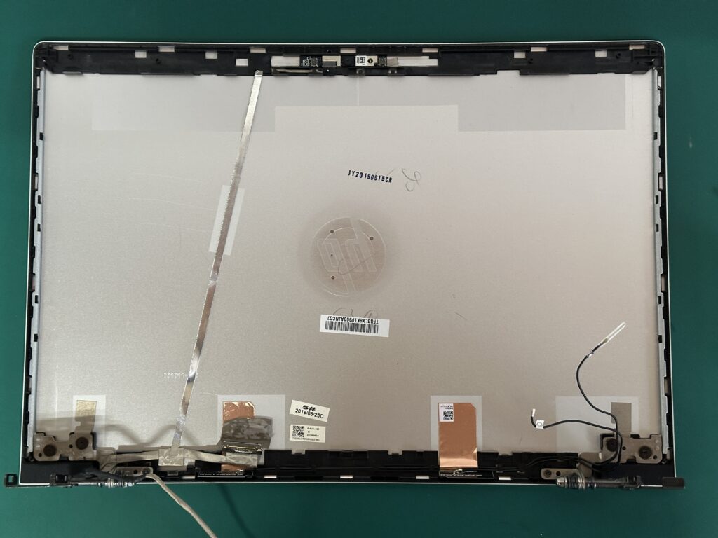 HP 450 G9 液晶パネルを取り外した天板の様子