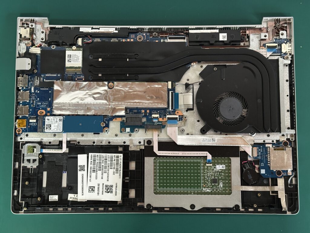 HP 450 G9 ボトムカバーと液晶ユニットを外したところ