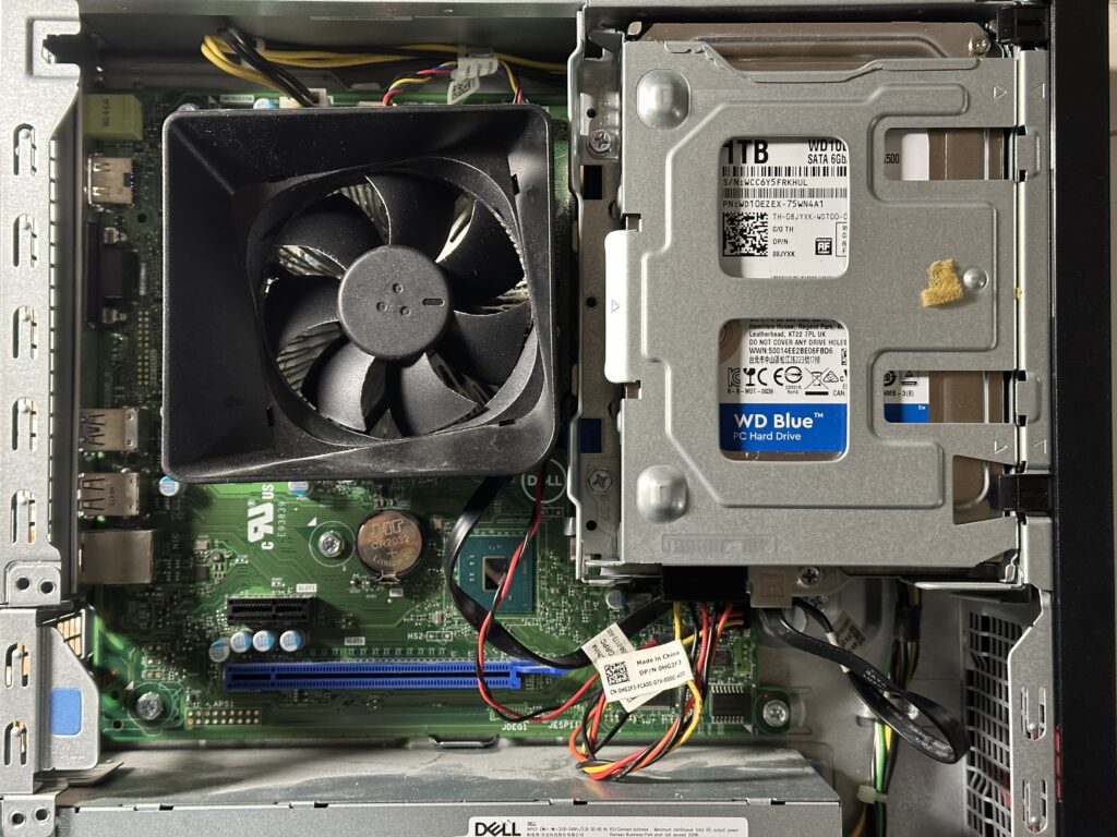 Vostro 3681 サイドカバーを開けたところ