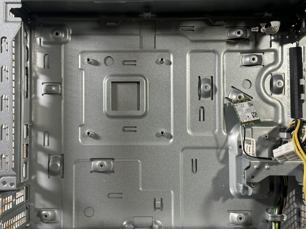 Vostro 3681のマザーボードを取り外した後のPCケース