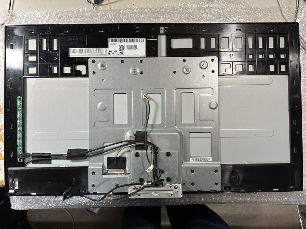 PC-DA500MABの液晶ユニットのバックカバーを外したところ