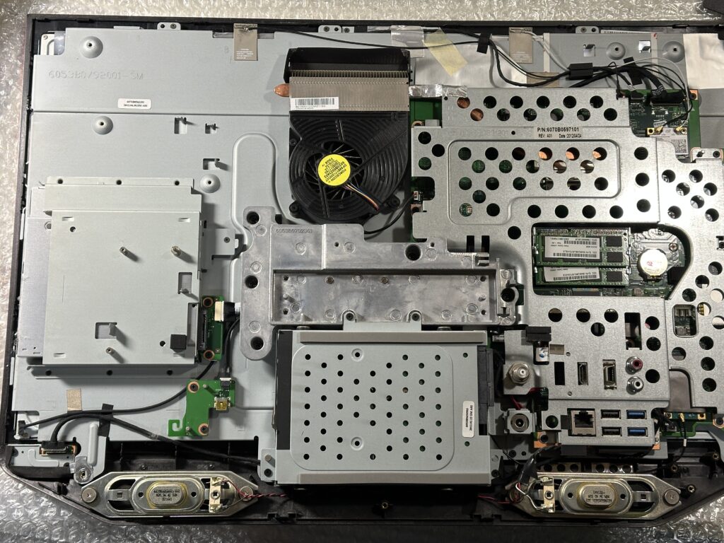 REGZA PD732T7FBFRの背面カバー取り外し後