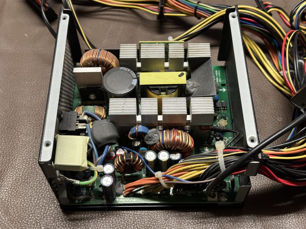 電源ユニットを分解した様子