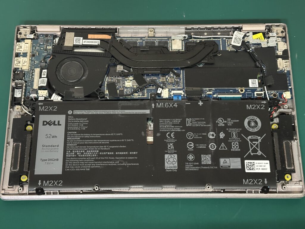 Inspiron 7490 ボトムカバーを外したところ