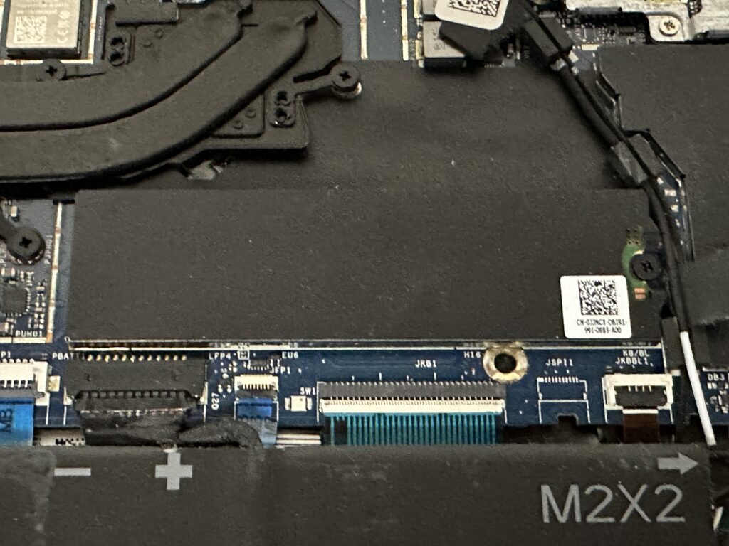 Inspiron 7490 SSDの場所拡大
