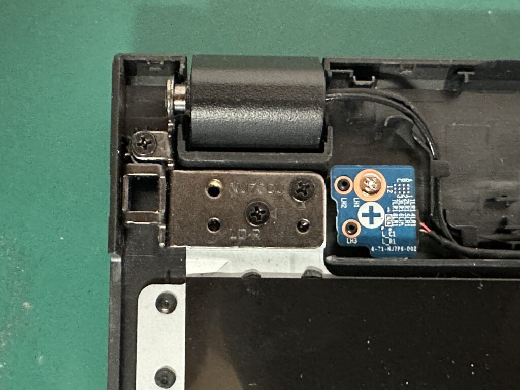 F7-I5I01BK-B ヒンジにネジを取り付けたところ