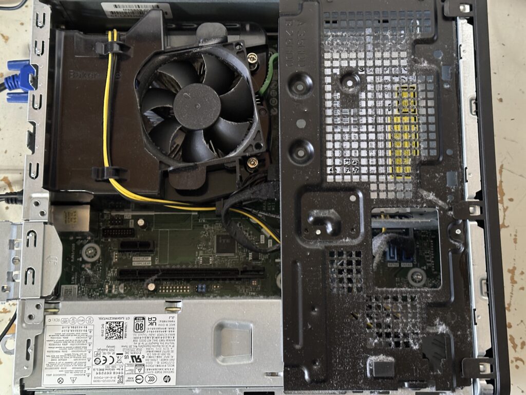 HP Pro SFF G9 サイドカバーを開けたところ