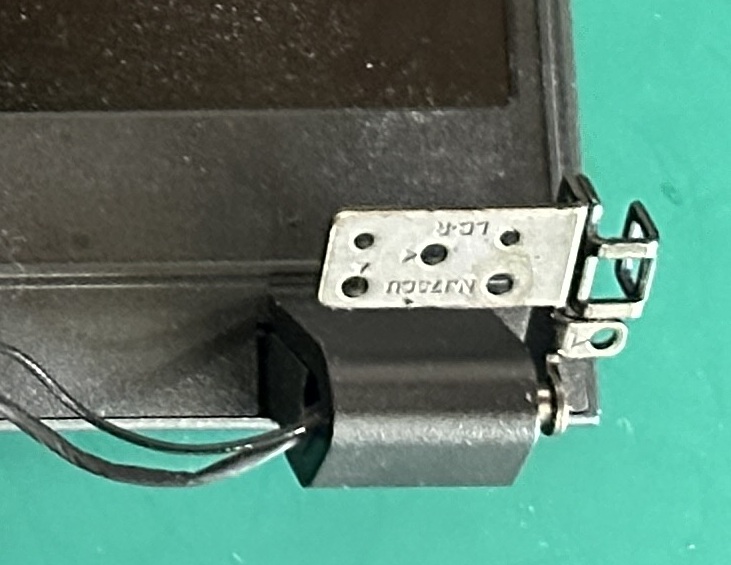 F7-I5I01BK-B 液晶側のヒンジ付近の拡大