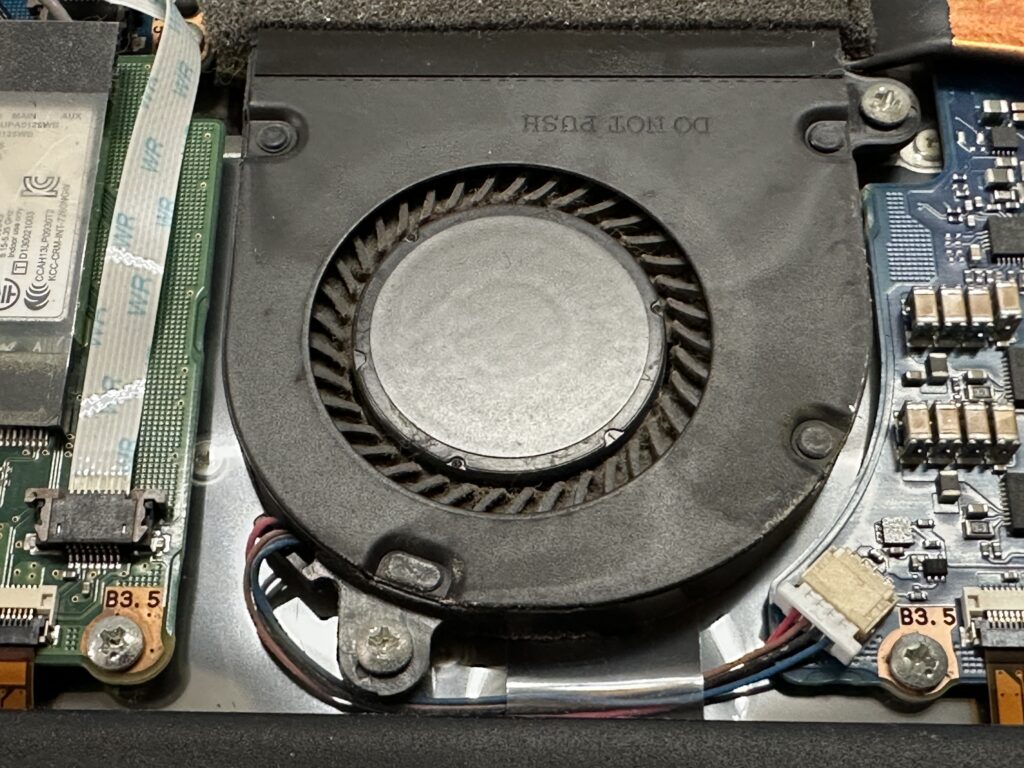 KIRA V634/27KS　ファンの清掃前。上から見た様子。