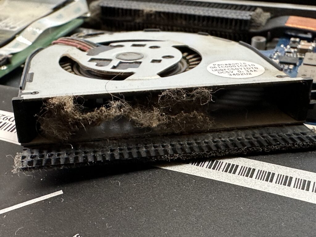 KIRA V634/27KS　ファンの清掃前。外してファンの中を見たところ。