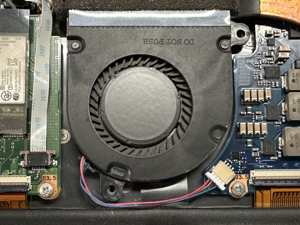 KIRA V634/27KS　ファンの清掃後。上から見たところ。