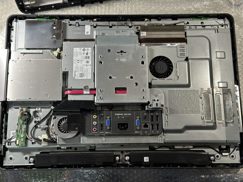 Inspiron one 2230 スタンドと背面カバーを外したところ