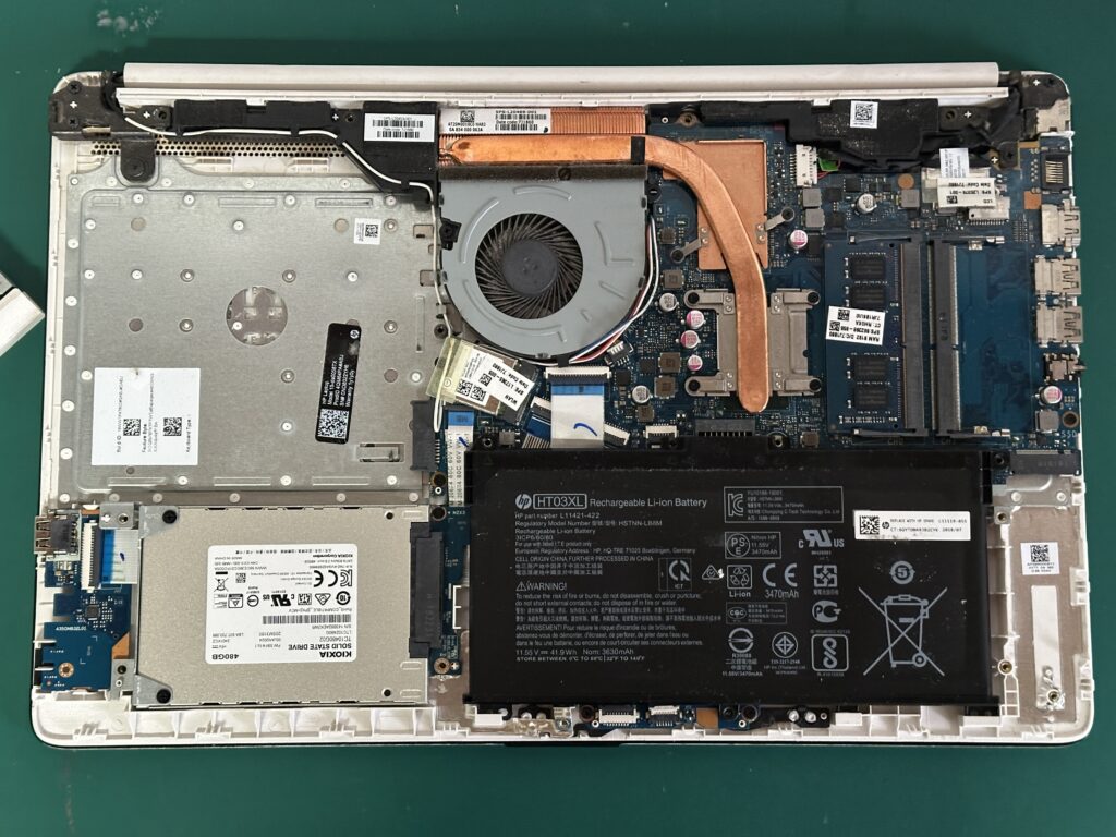 HP 15-da0058TX ボトムケースを外したところ