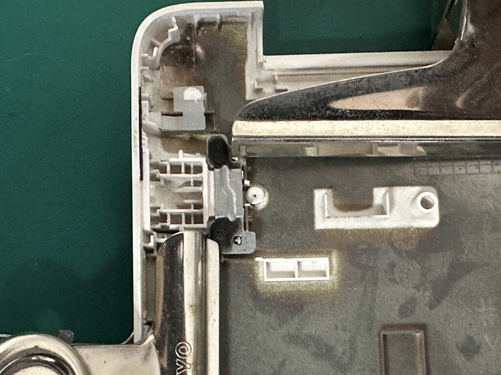 HP 15-da0058TX 脱落した金具の固定の様子