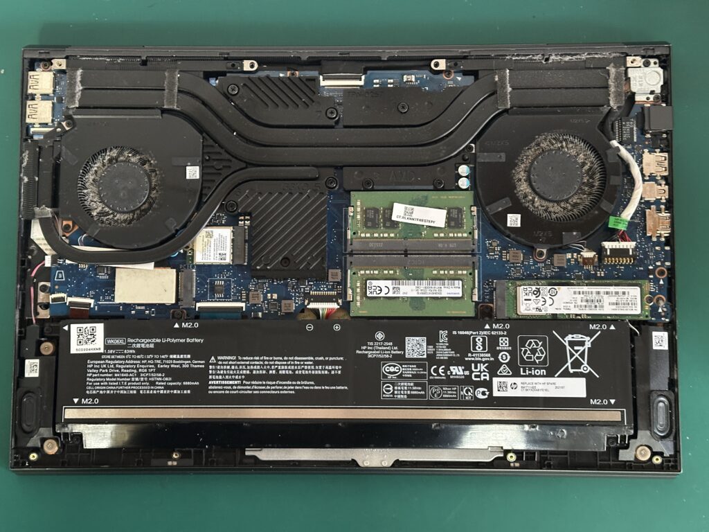 HP Laptop 16-c0163AX 裏のカバーを外したところ