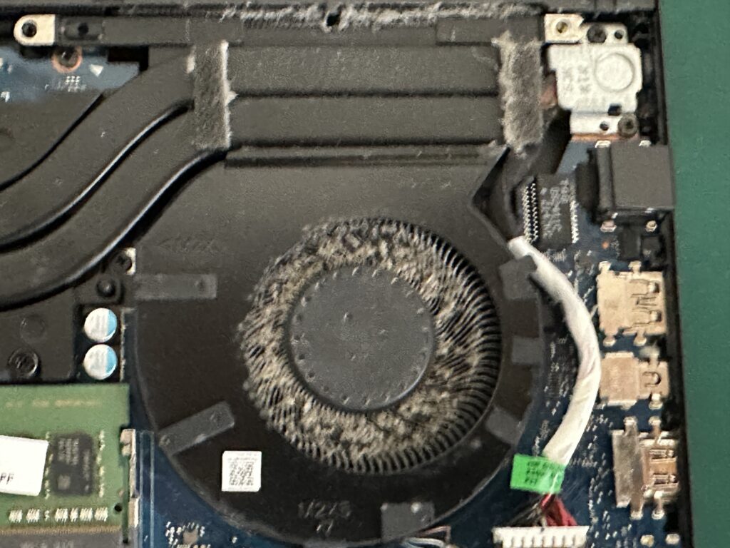 HP Laptop 16-c0163AX 右のファンが汚れている様子