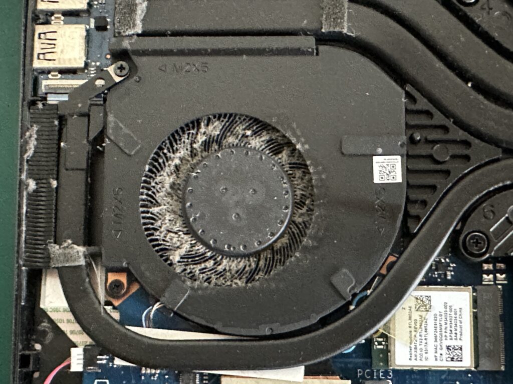 HP Laptop 16-c0163AX 左のファンが汚れている様子