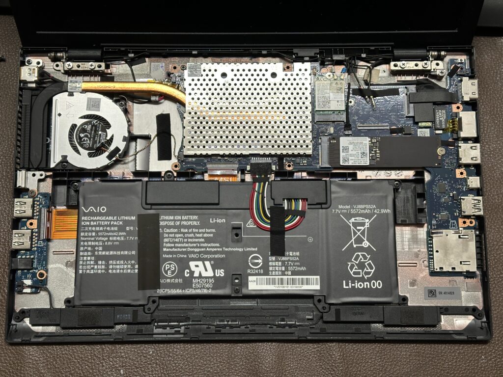 VJPG13C11N パームレストを外してマザーボードにアクセスできる状態