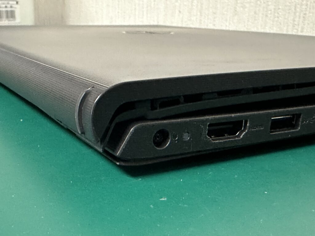 Vostro 15 3510 ヒンジのねじ受け破損で液晶ベゼルも外れている様子。