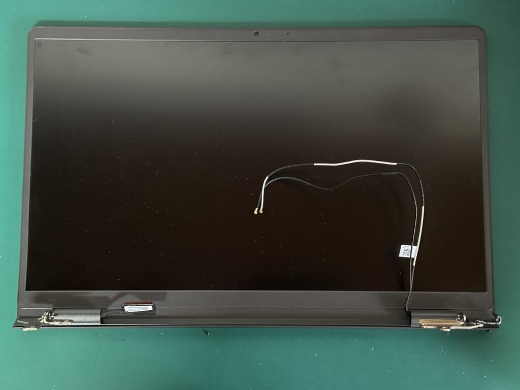 Vostro 15 3510 液晶ユニットを取り外したところ