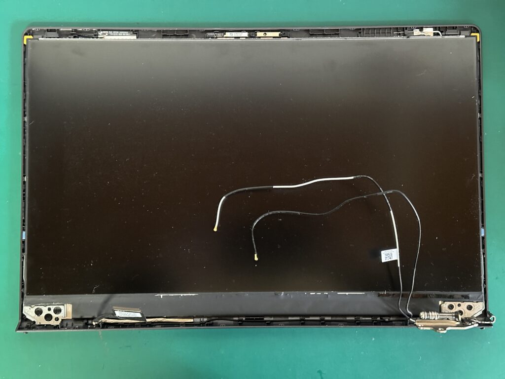 Vostro 15 3510 液晶ベゼルを外したところ