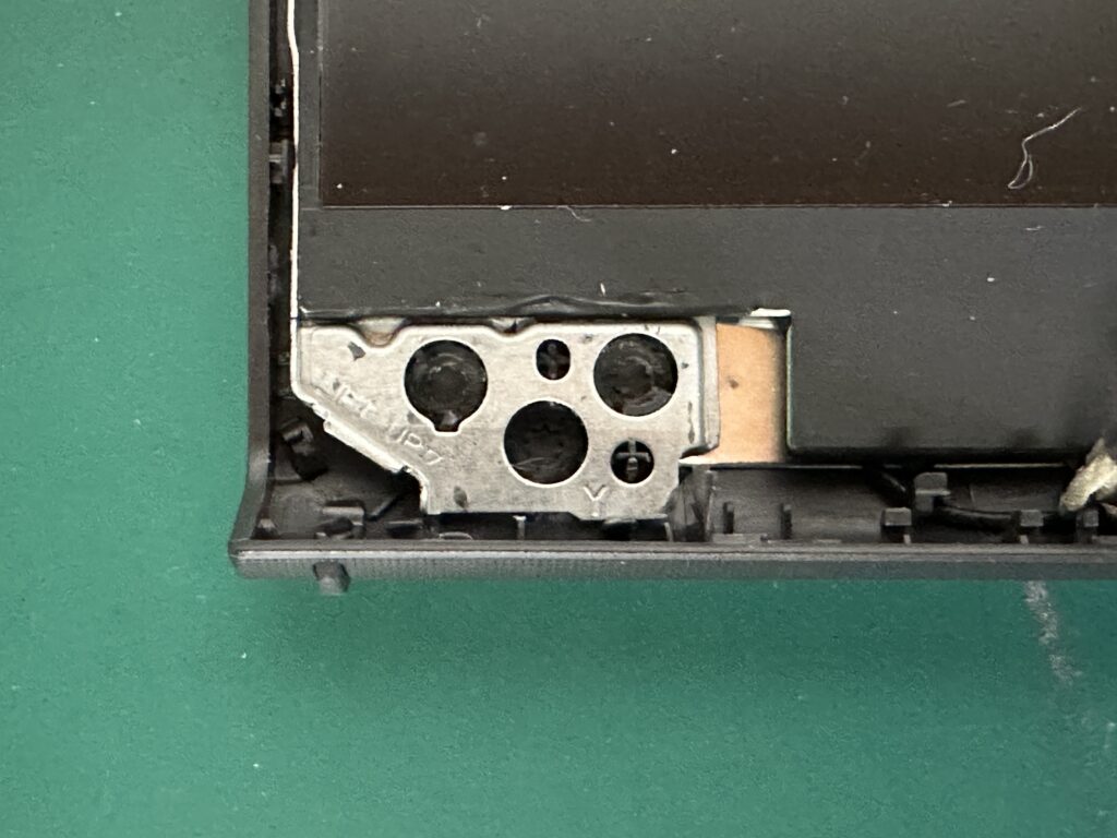 Vostro 15 3510 ヒンジねじ受けの破損個所