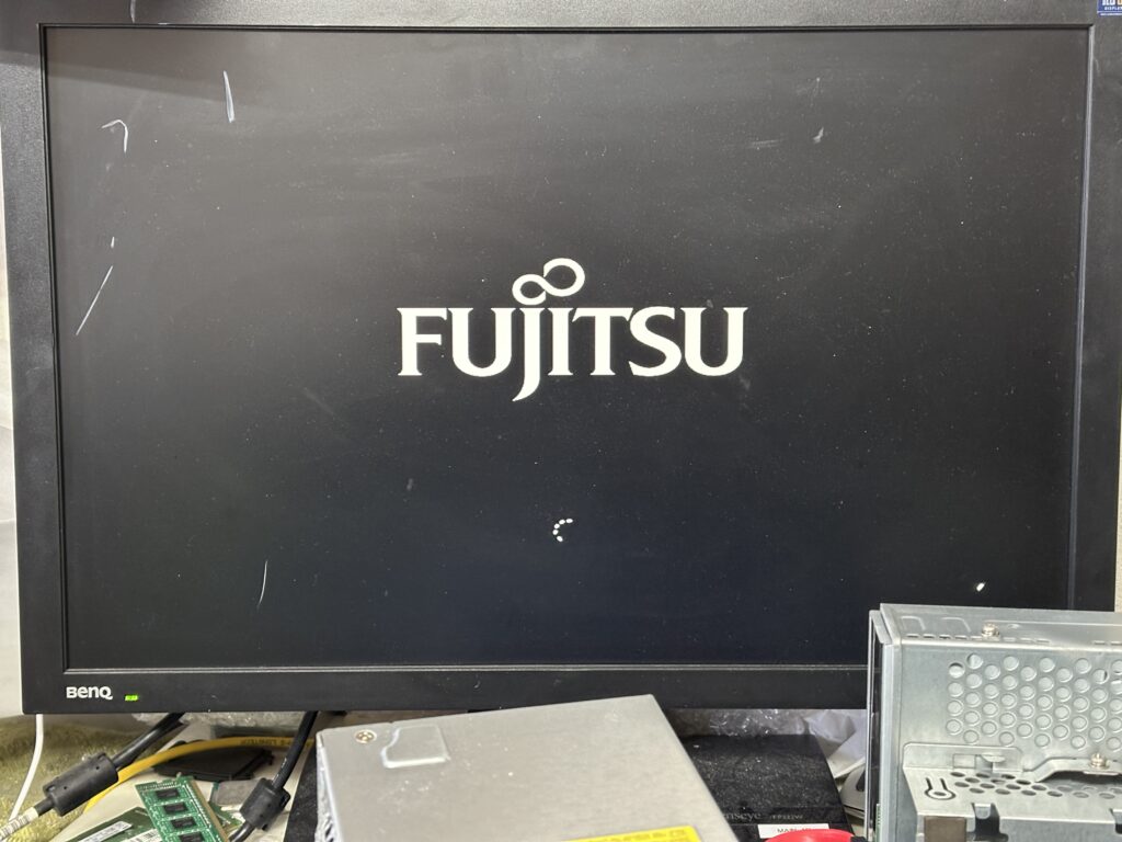 FMVD1304TP 電源交換で富士通のメーカーロゴが表示出来た様子