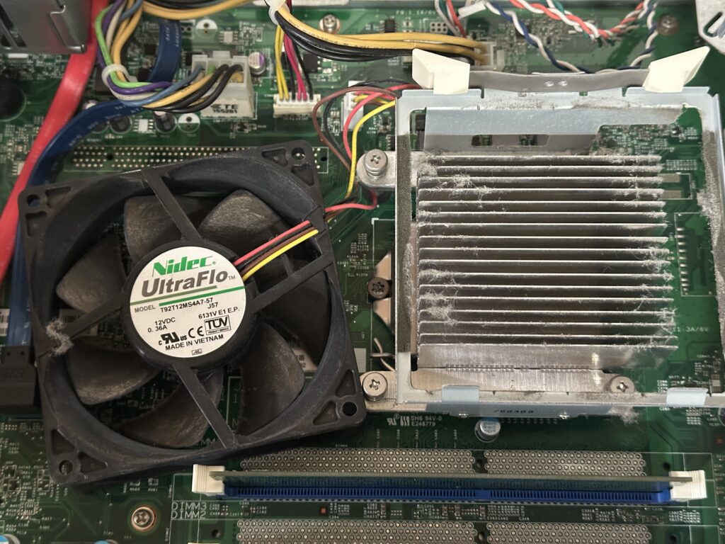 FMVD1304TP CPUファンとヒートシンク清掃前