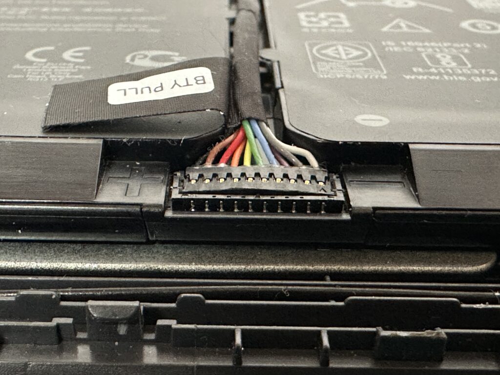 Inspiron 3510 バッテリーコネクタを斜めから見たところ