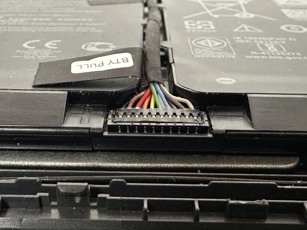 Inspiron 3510 バッテリーコネクタをしっかり留めたところ