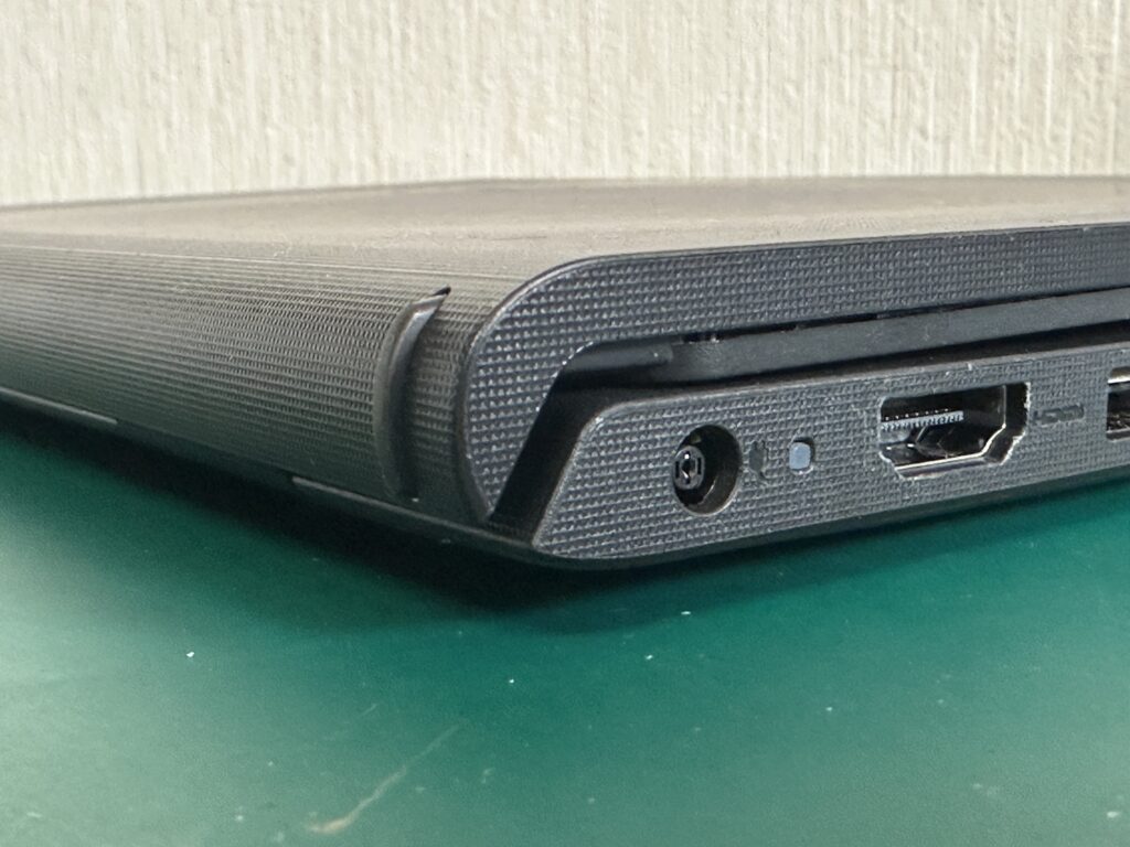 Vostro 15 3510 修理完了後の様子。ベゼルの浮きがなくなりました。