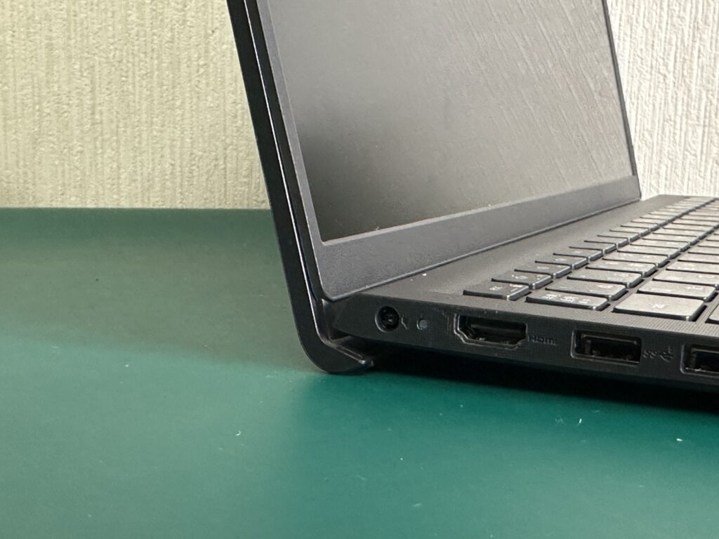 Vostro 15 3510の修理完了後の様子。開閉OK,しっかり自立しています。