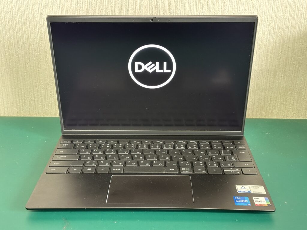 Vostro 13 5310 メーカーロゴが出て、ここから全く動かない様子