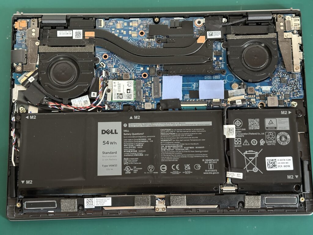 Vostro 13 5310のボトムカバーを外したところ