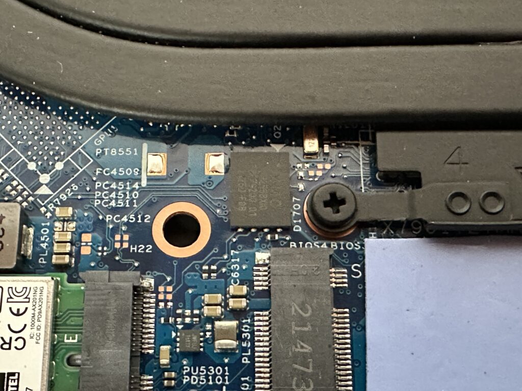 Vostro 13 5310 BIOSチップの拡大写真