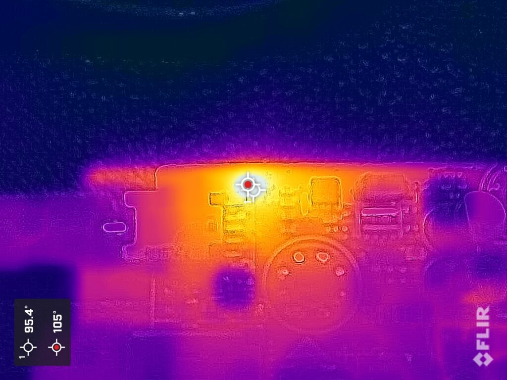 Optiplex 7070に電圧をかけて、発熱点をあぶりだしている所