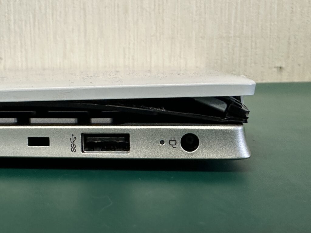 15-eh3003AU ベゼルが浮いてる様子