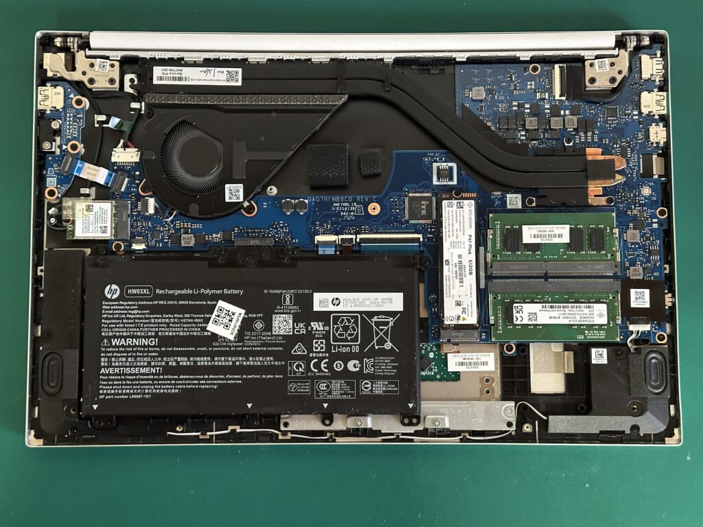 15-eh3003AU ボトムカバーを外したところ