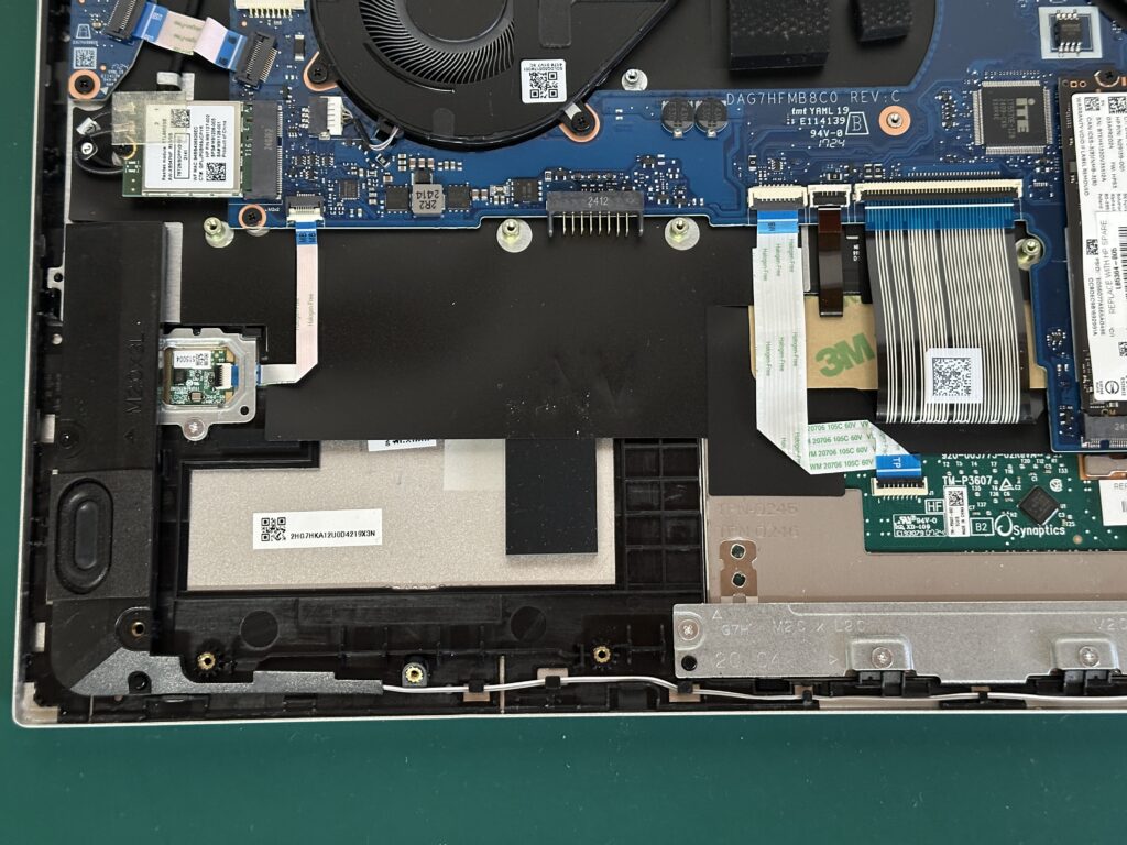 15-eh3003AU バッテリーを外したところ