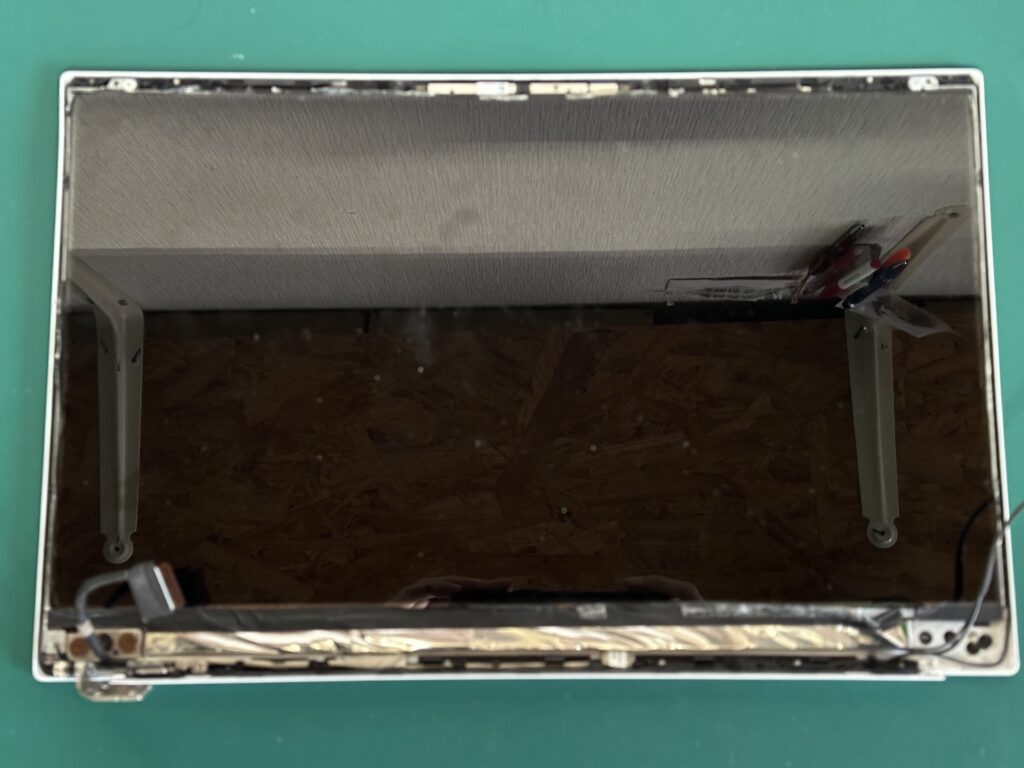 15-eh3003AU 液晶ユニットからベゼルを外したところ